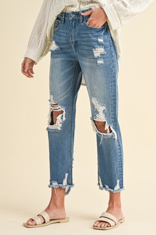 Effortlessly Chic Distressed Raw Hem Cropped Jeans